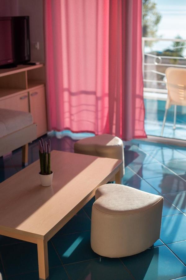 Deluxe One-Bedroom Apartment with Lake View,1108837440:JPEG