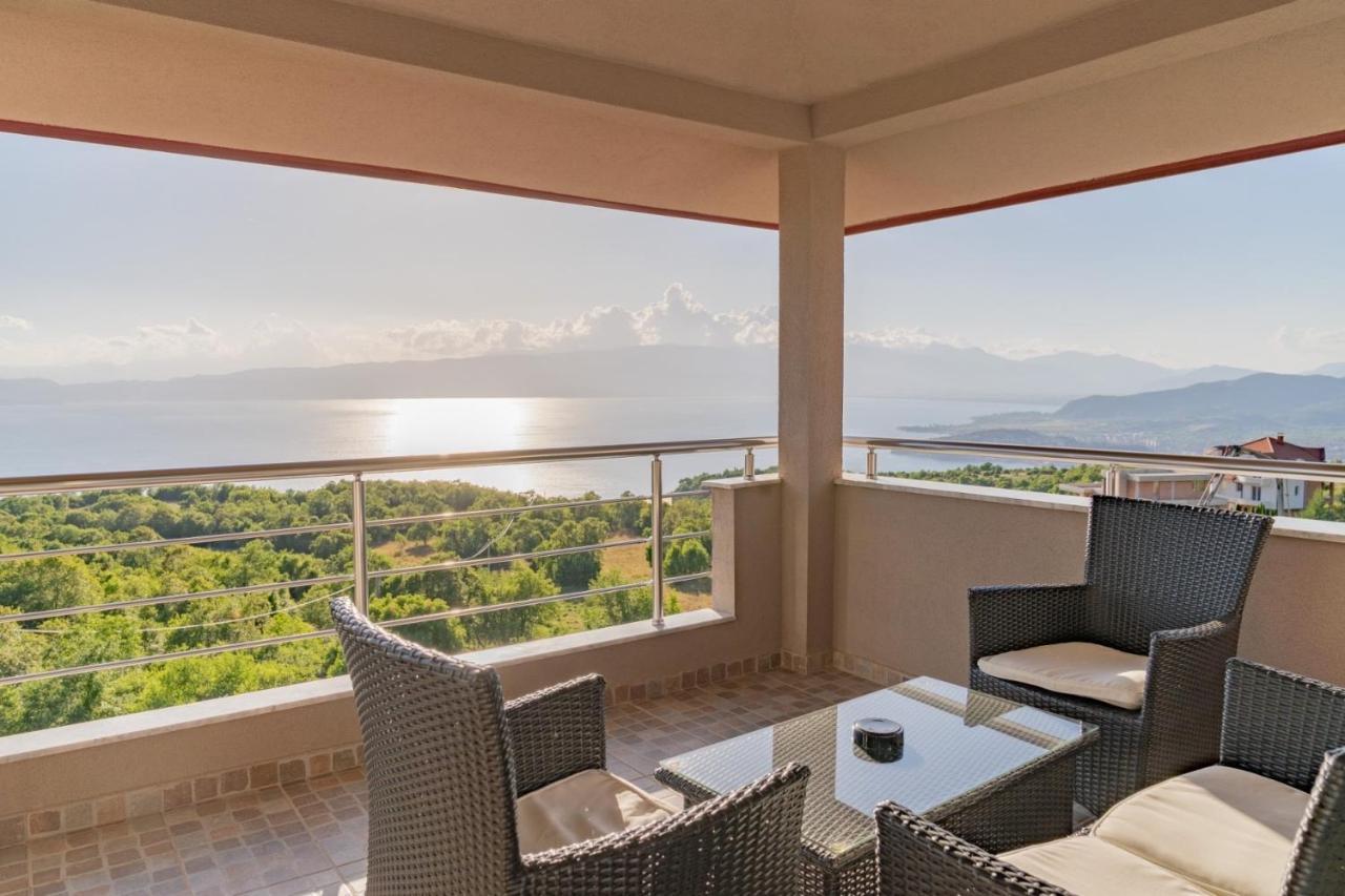 One-Bedroom Apartment Balcony Lake View,1559400967:JPEG