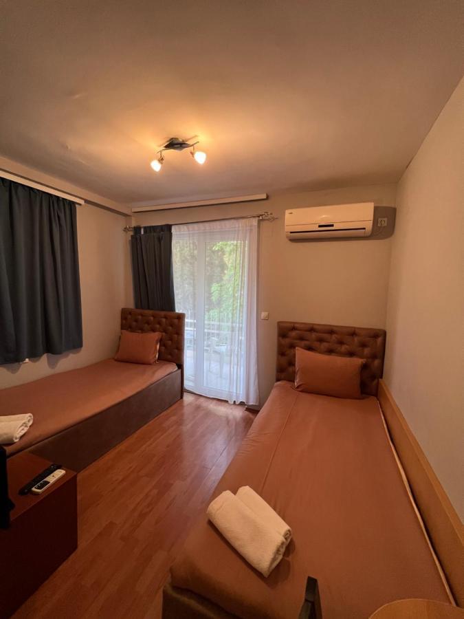 Zweibettzimmer mit Balkon