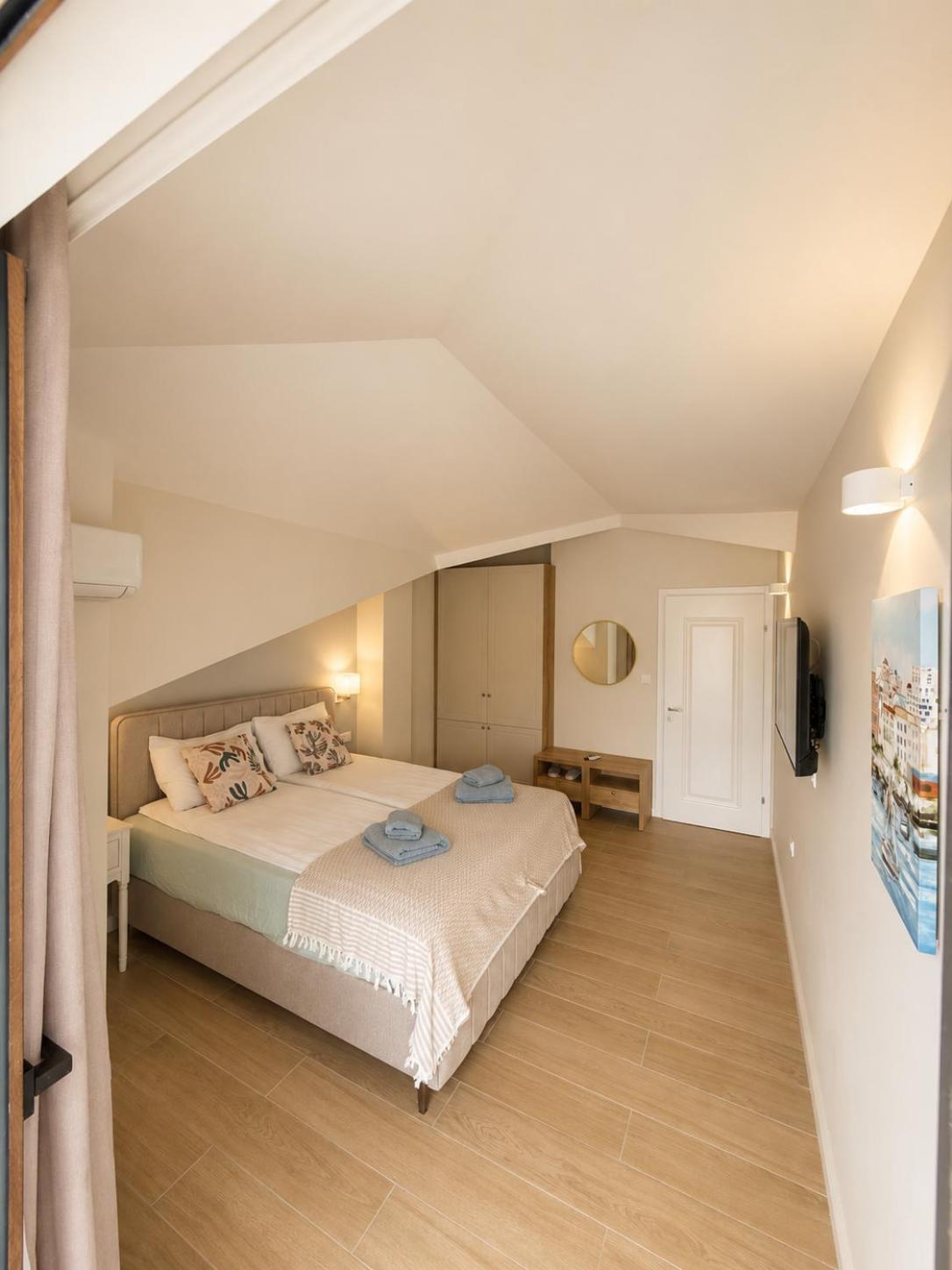 One-Bedroom Apartment Lake View