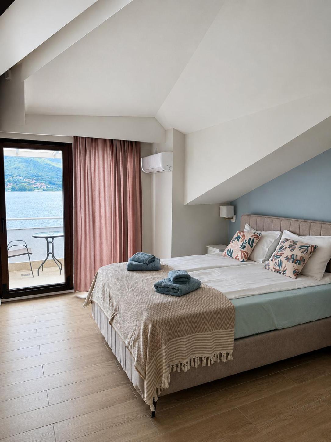 One-Bedroom Apartment Lake View