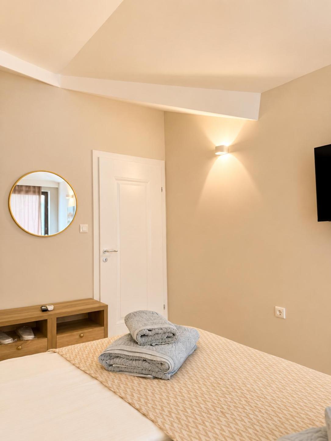 One-Bedroom Apartment Lake View