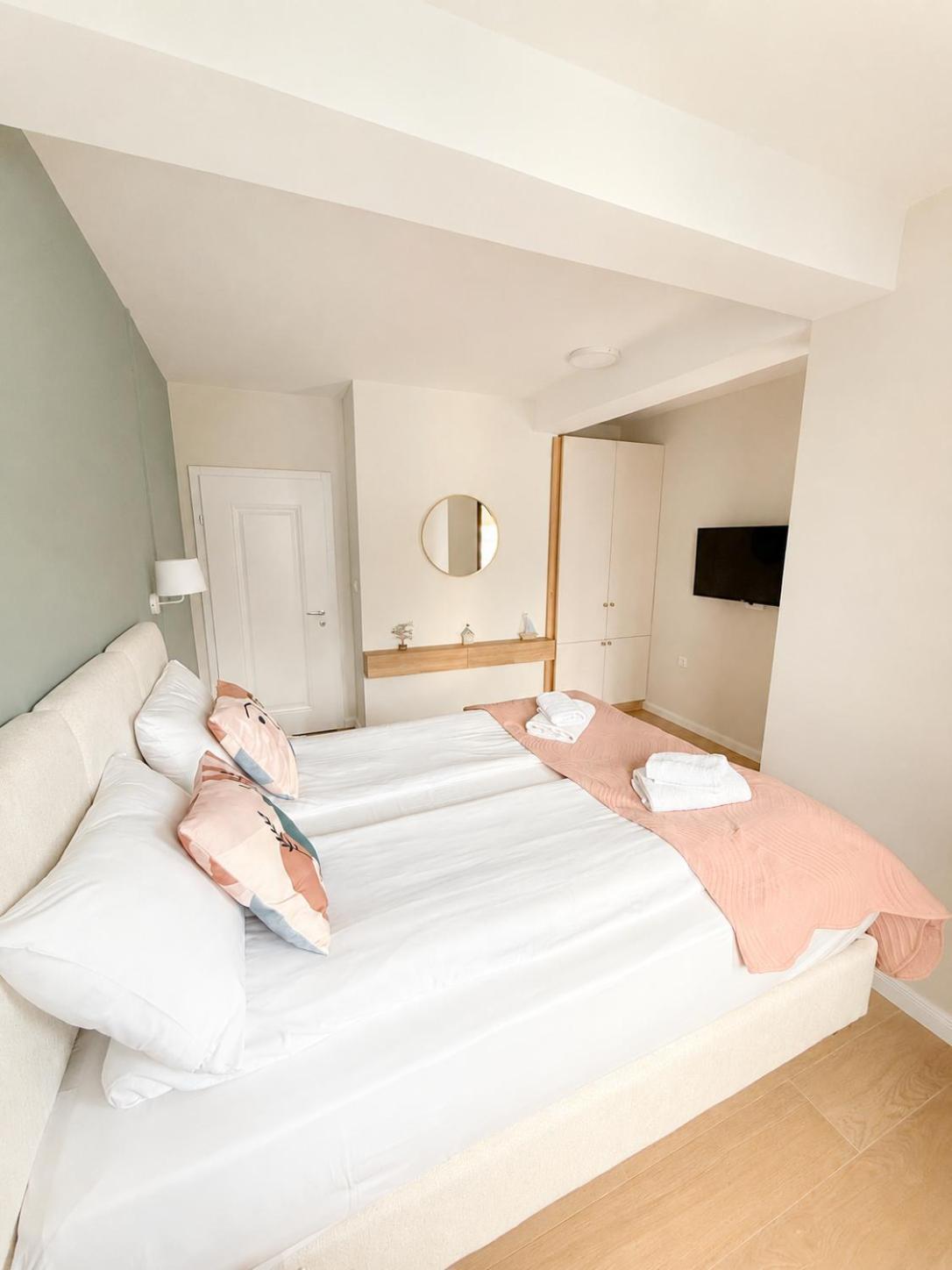 One-Bedroom Apartment Lake View