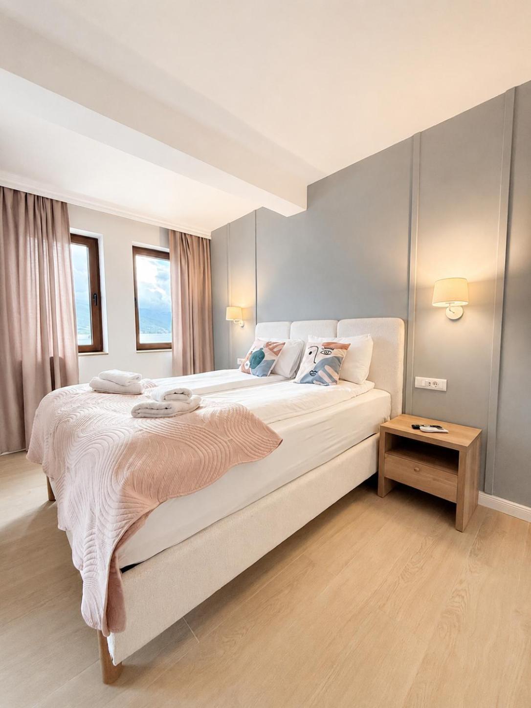 One-Bedroom Apartment Lake View