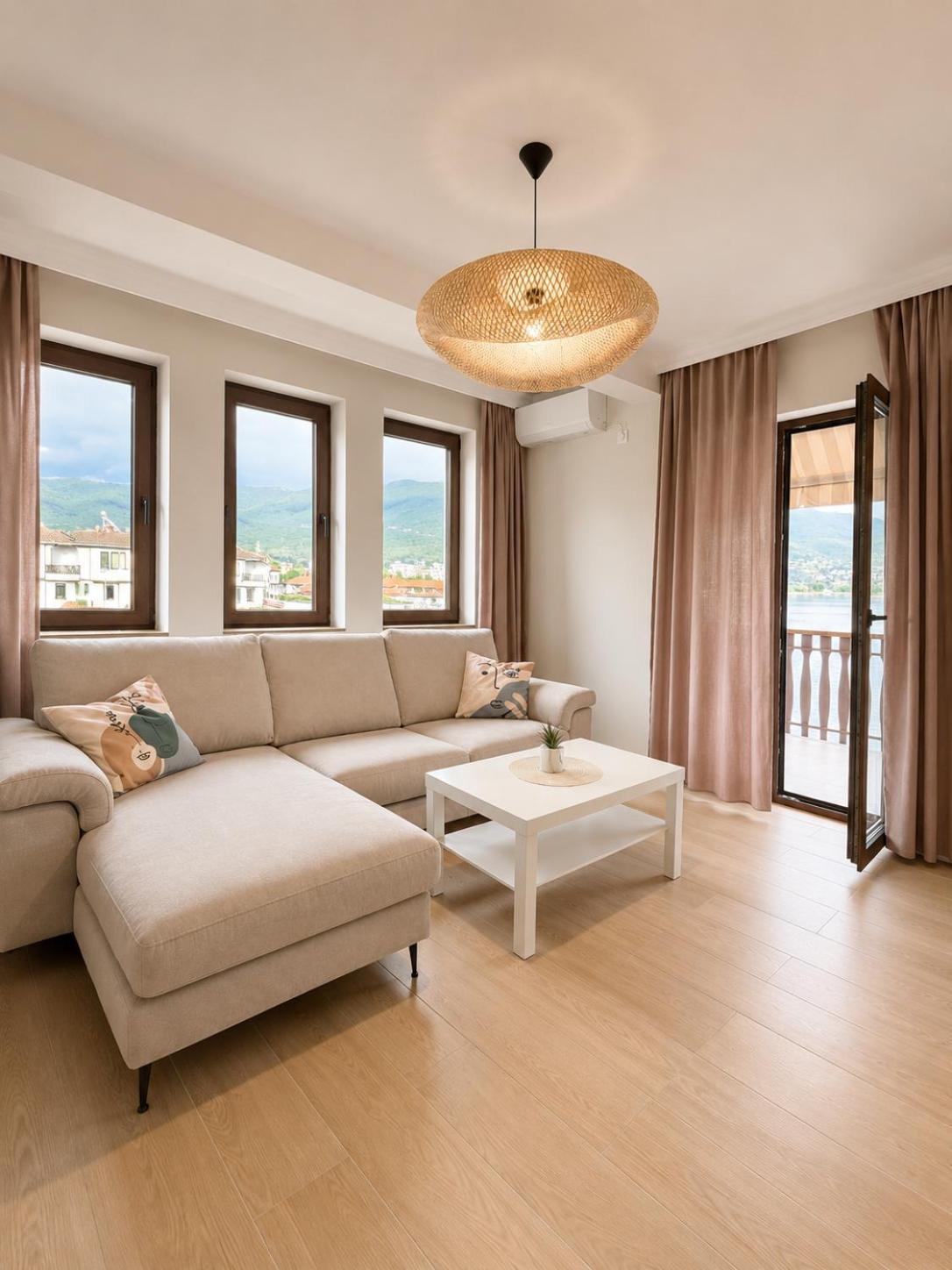 One-Bedroom Apartment Lake View