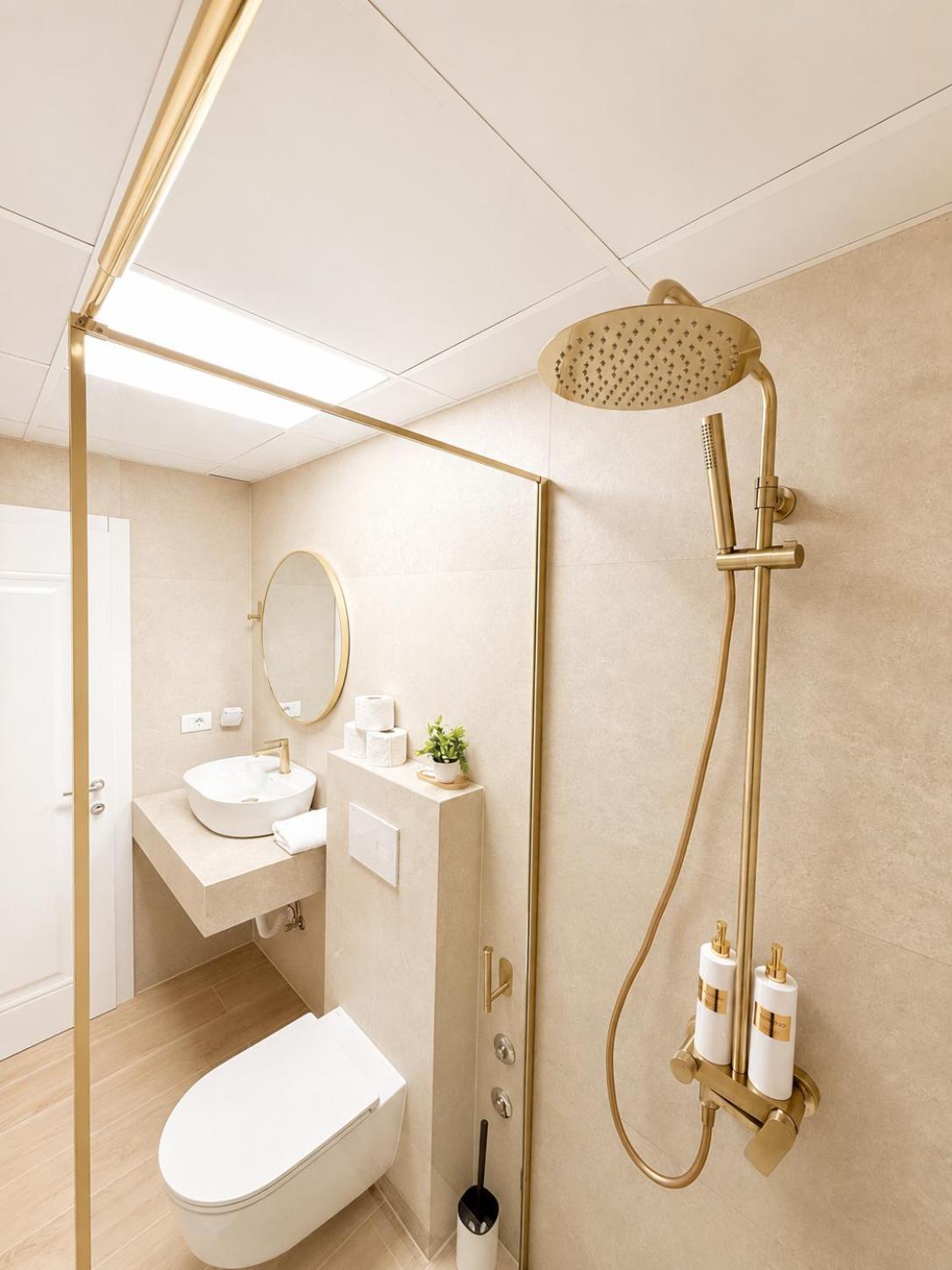 One-Bedroom Apartment Lake View