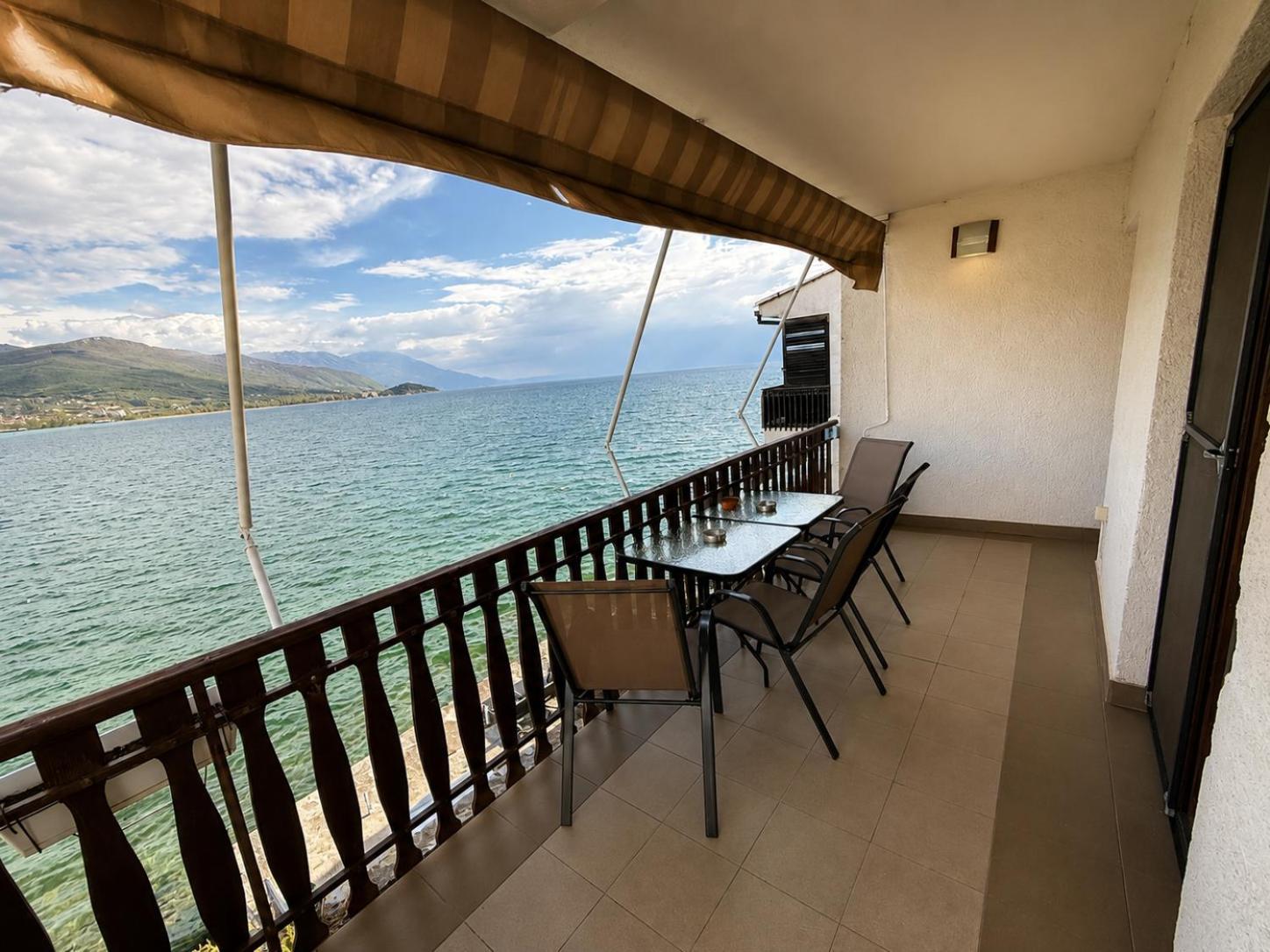 One-Bedroom Apartment Lake View