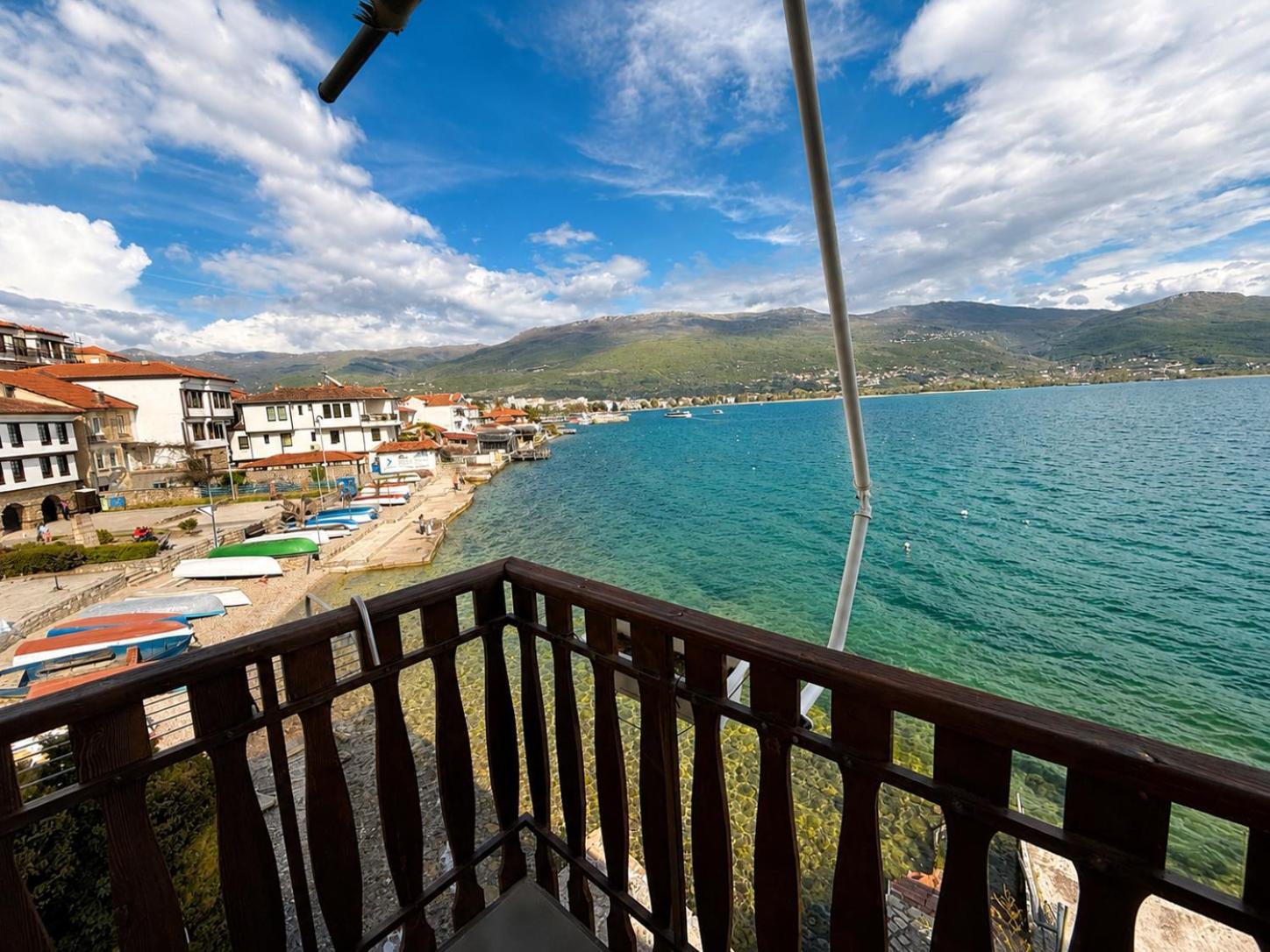 One-Bedroom Apartment Lake View