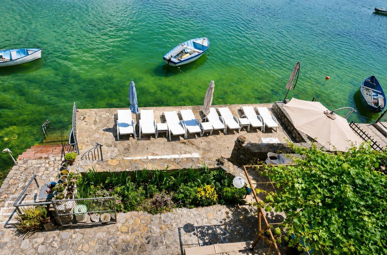 One-Bedroom Apartment Lake View