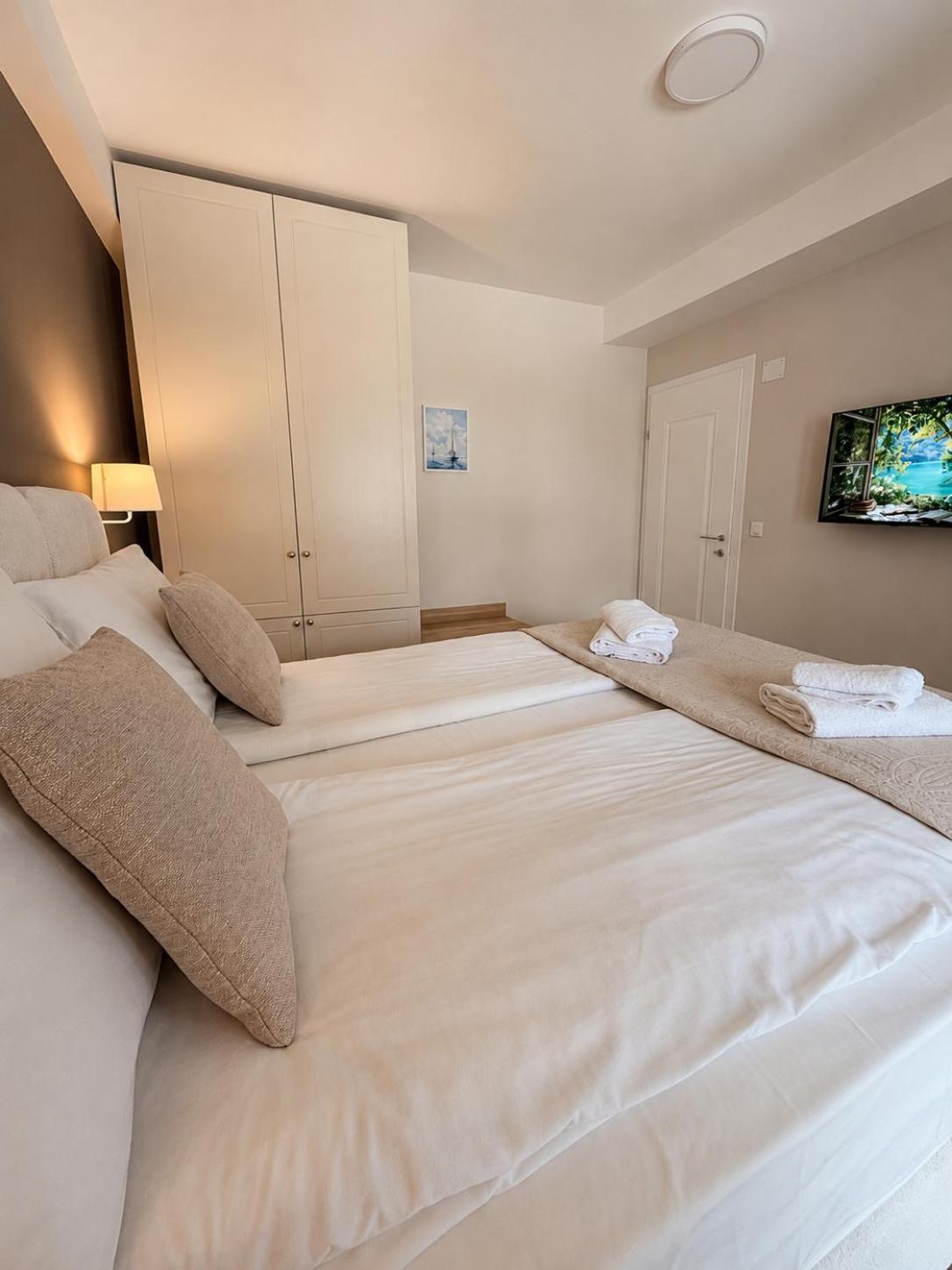 One-Bedroom Apartment Balcony City View