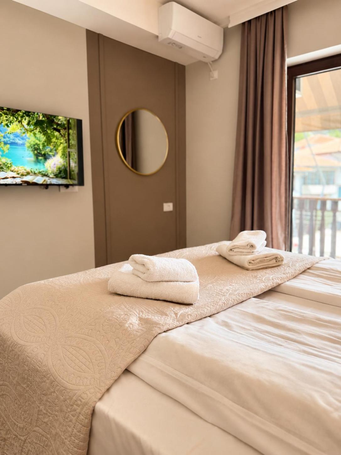 One-Bedroom Apartment Balcony City View