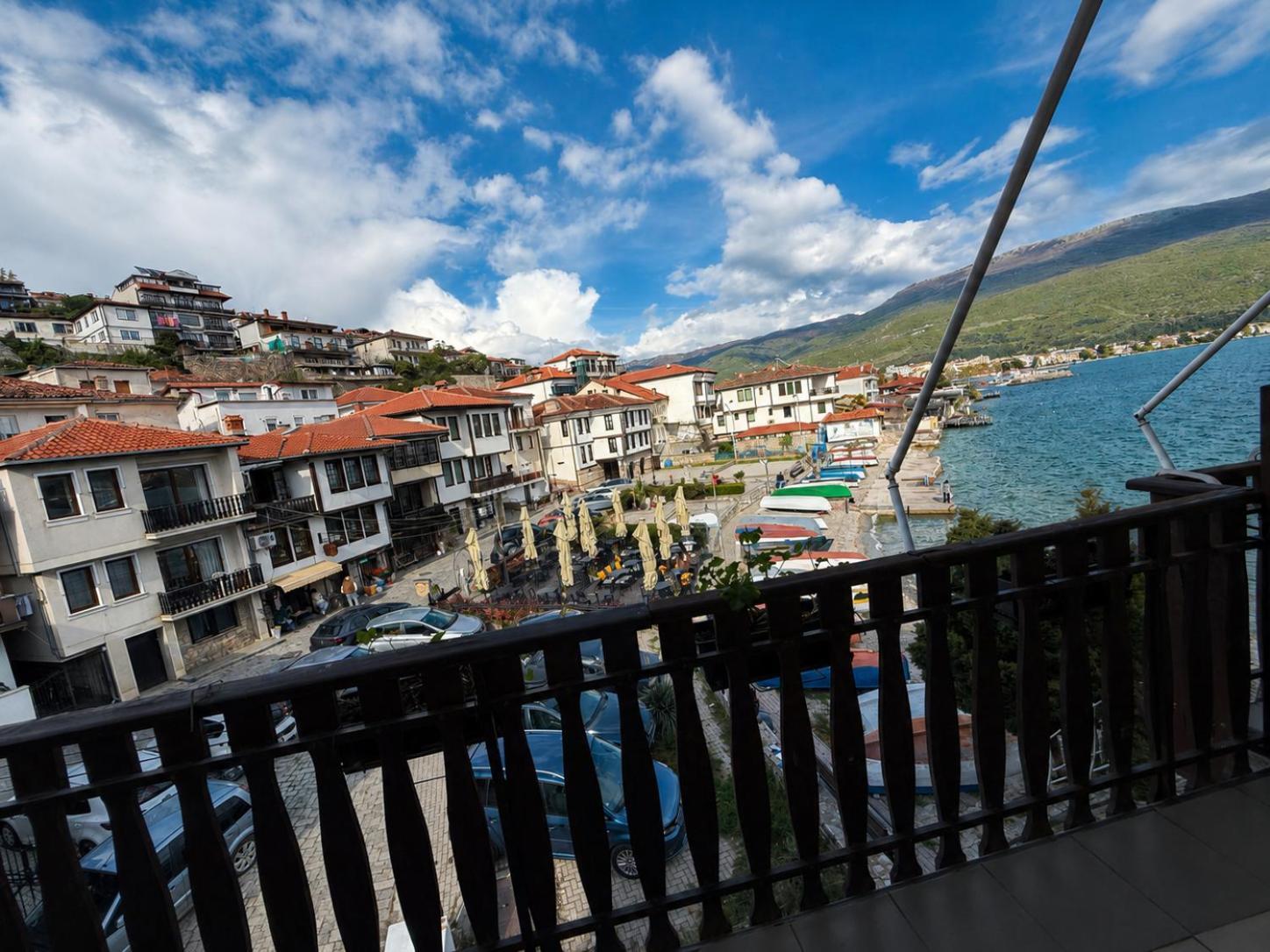 One-Bedroom Apartment Balcony City View