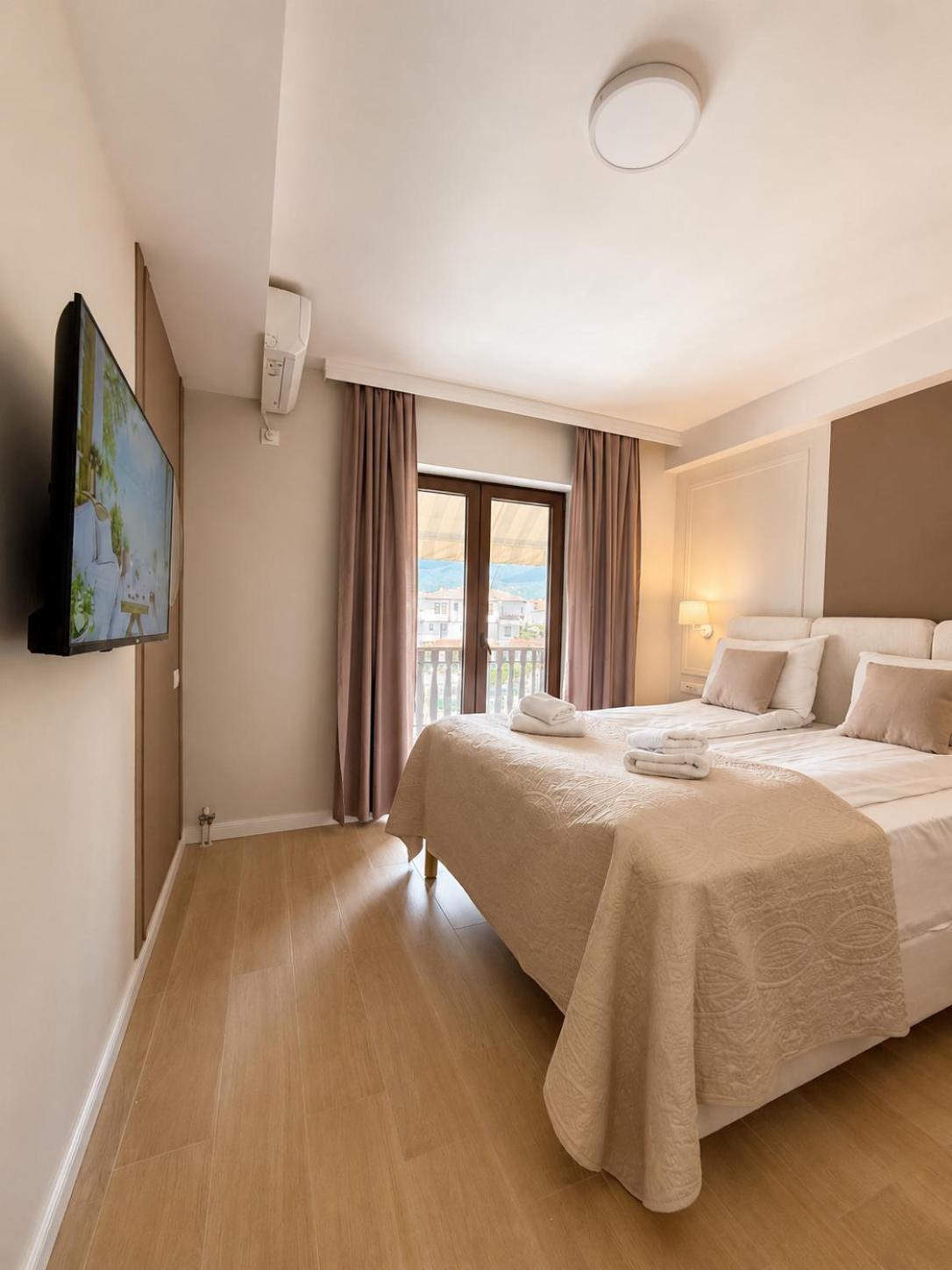 One-Bedroom Apartment Balcony City View