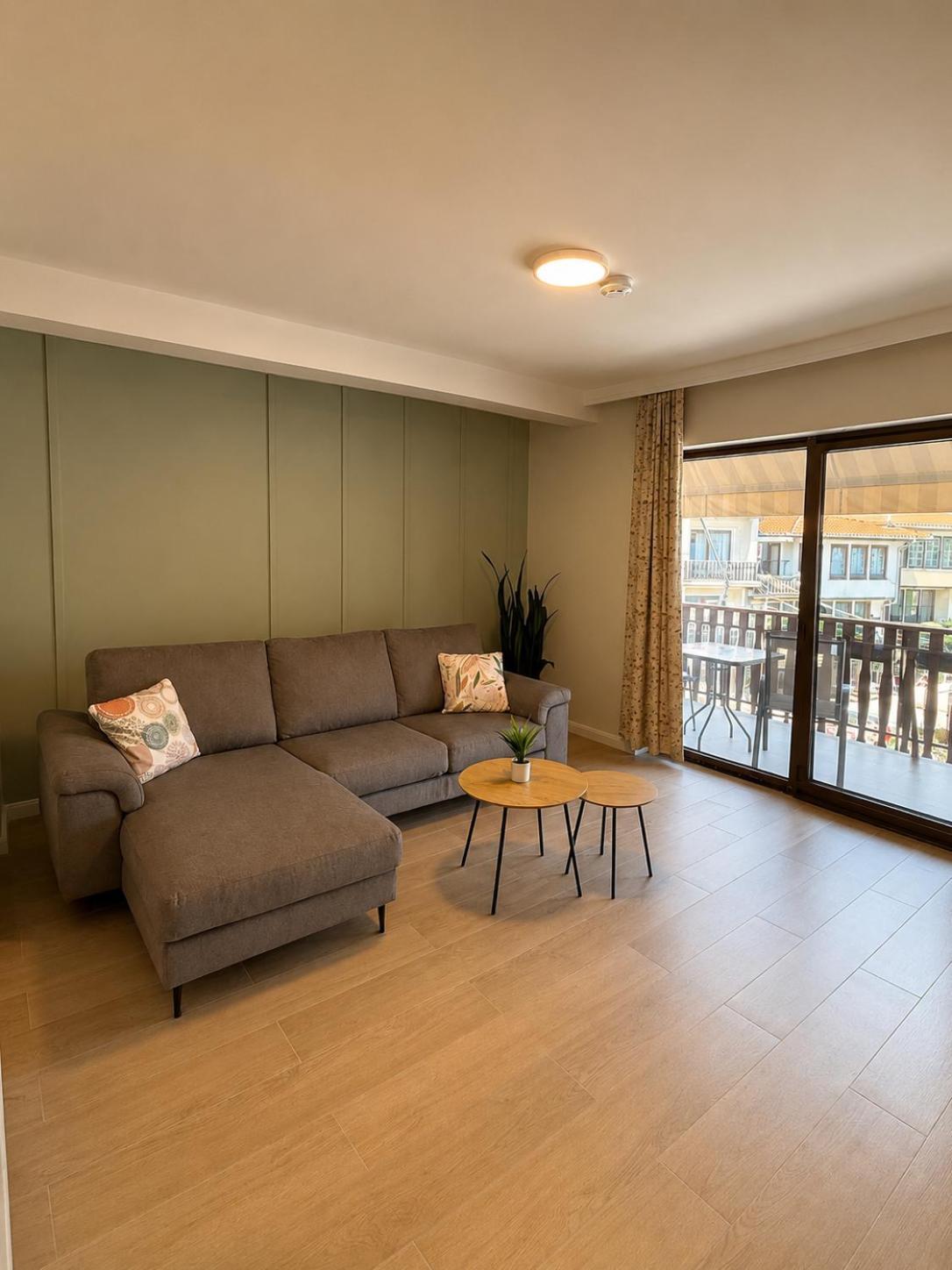 One-Bedroom Apartment Balcony City View