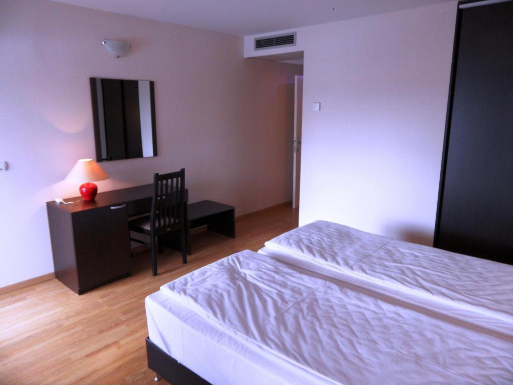 Zweibettzimmer mit Balkon
