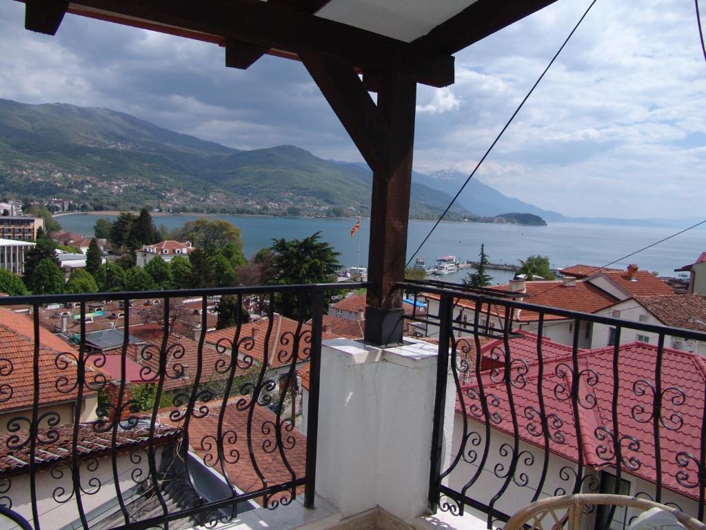 Studio Apartment with Balcony and Lake View,382731820:JPEG