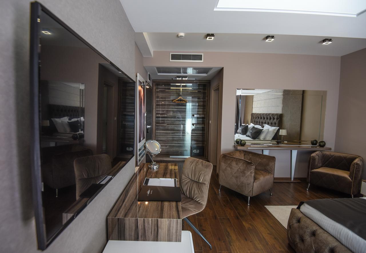 Camera Matrimoniale Deluxe con Balcone - Navetta Aeroportuale Gratuita