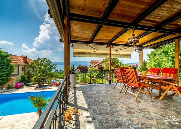 Villa Lake View Ohrid met een Zwembad